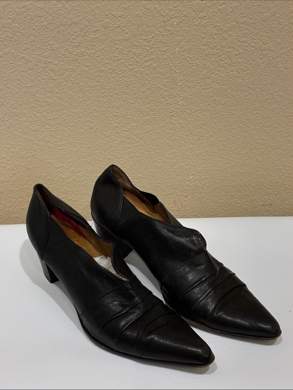 Fidji Classic Black Pointed Leather Heels